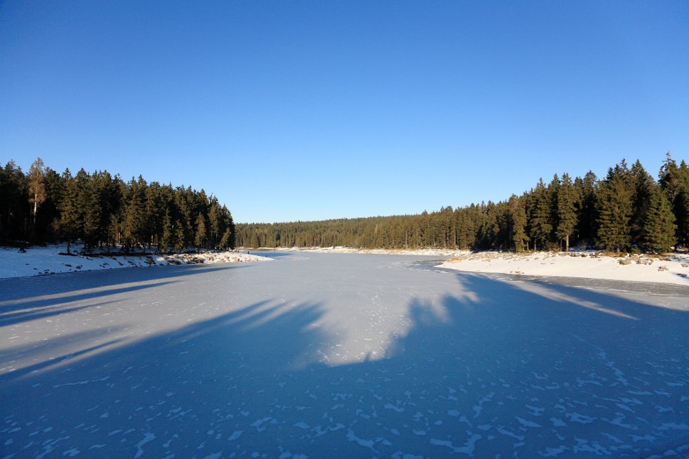 Eislaufen im Winter auf den zugefrorenen harzer Seen